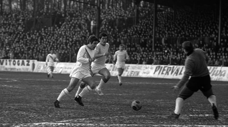 Lens-FCN 1967 : Les Canaris sur la glace lensoise